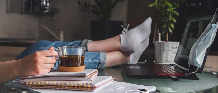 Seit Ausbruch der Corona-Pandemie lernen die Studierenden zuhause. Manchmal legen sie dabei die Füße auf den Schreibtisch, und trinken Kaffee, während sie einer Vorlesung zuhören.