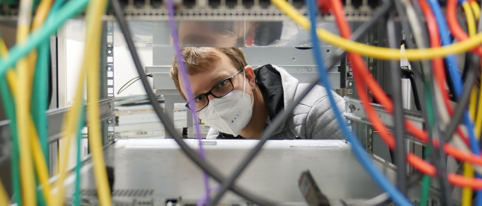 KOM-Forscher Ralf Kundel schaut durch Server im Multimedia Communications Lab der TU Darmstadt.