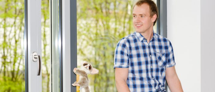 Athene Young Investigator Tobias Meuser sitzt zusammen mit Maki-Äffchen aus Plüsch auf einer Fensterbank. Sie sind das Maskottchen des Sonderforschungsbereichs MAKI - Multi-Mechanismen-Adaption für das künftige Internet.