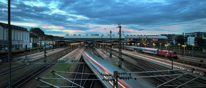 Züge fahren in einen Bahnhof ein und aus.